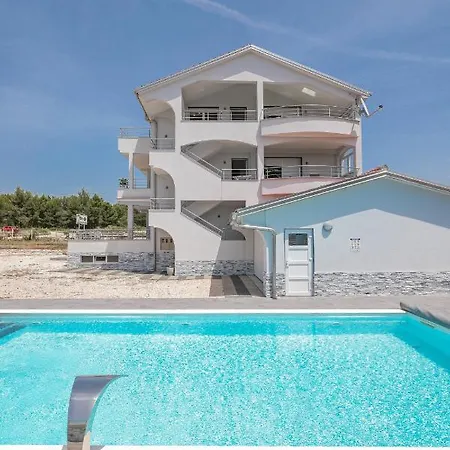 Nicola With Private Pool *